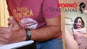 Novinha de 18 assiste pornô da mãe e vai sentar no mesmo pau