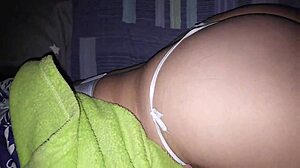 Encuentro a la mama de mi mejor amigo en la habitacion y me aprovecho que esta caliente