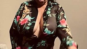 Wow, look at that pussy fingering driving her wild!