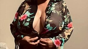 Wow, look at that pussy fingering driving her wild!