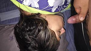 Encuentro a la mama de mi mejor amigo en la habitacion y me aprovecho que esta caliente