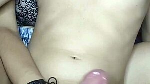 A Debora Prado Sentou Atrás De Mim E Masturbou O Meu Pau Grande Usando Lubrificante E Suas Mãos Com As Unhas Pintadas De Preto