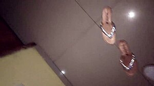 Encuentro a la mama de mi mejor amigo en la habitacion y me aprovecho que esta caliente