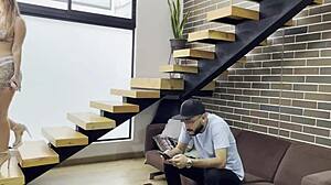 seduzco al mejor amigo de mi padrastro y follamos cuando el no esta