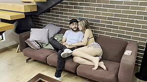 seduzco al mejor amigo de mi padrastro y follamos cuando el no esta