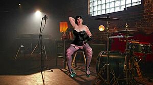 Granny Carmen Angel Gets Licked to Orgasm in Heavy Metal Style