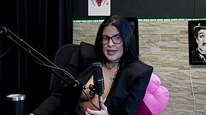 safada stripper shows tits and pussy after saying she'll swallow cum - leticia braga