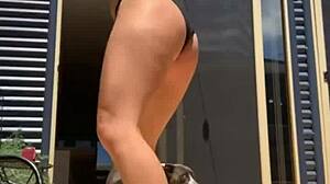 可爱美女爱为陌生人在线跳舞脱衣！