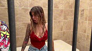 Policia pervertido folla a la chica rubia en la celda parte 1