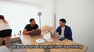 年轻小伙提议和哑巴女佣三P，操她时后妈在睡觉