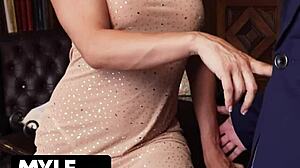 Marilyn Monroe Seduces JFK with Deepthroat, Cowgirl, and Cum in Mouth!