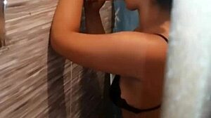 El vecino me encuentra masturbándome y el muy sádico se viene en mi boca 😈