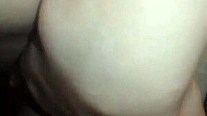 El vecino me encuentra masturbándome y el muy sádico se viene en mi boca 😈