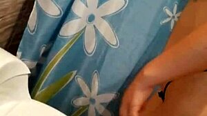 El vecino me encuentra masturbándome y el muy sádico se viene en mi boca 😈