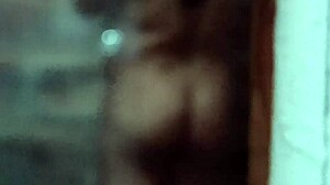 me caliento cada d�a m�s espiando a mi cu�ada cuando se ba�a