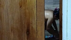 me caliento cada d�a m�s espiando a mi cu�ada cuando se ba�a