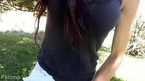 Paloma Veiga ukazuje kokot v metre