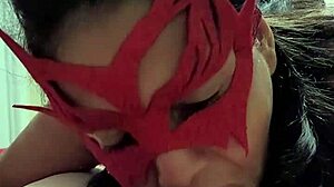 hey, what's this cincuentona cubana doing?