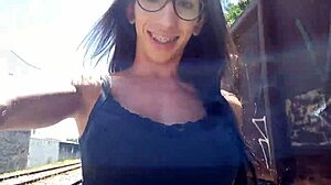 Paloma Veiga ukazuje čurák v metru