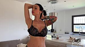 giulia magnifique brune encaisse de la bite 😘