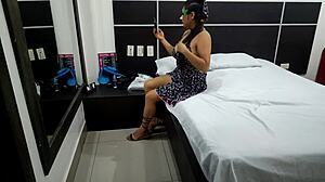 oh dios mio lleve a la secretaria de mi padrastro a un motel para conversar sobre un aumento salarial y ella comenzo a desnudarse para mi porno real casero