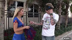 Blond pompérka dostane creampie po drsnom tvrdcore jebaní