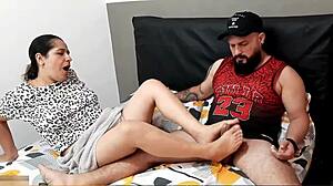 Chica con fetiche de pies se excita cuando su compañero de casa le hace masaje y pide que la folle y le quite las ganas porno en español