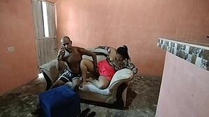 marido infiel termina follándose el gran culo de su cuñada en el salón mientras su mujer no esté en casa