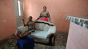 marido infiel termina follándose el gran culo de su cuñada en el salón mientras su mujer no esté en casa