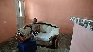 marido infiel termina follándose el gran culo de su cuñada en el salón mientras su mujer no esté en casa