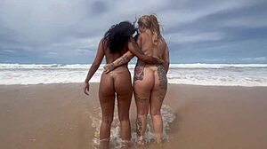 Eu e minha amiga tiramos o biqu�ni no meio da praia da bahia e demos pra todos os machos que estavam l�