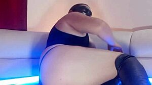 i'm the wife in high boot moaning for the toy in my pusy