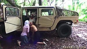 Seksi esmer genç 18+ soyunma şovu ve deplasmanda üçlü seks