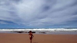 Eu e minha amiga tiramos o biqu�ni no meio da praia da bahia e demos pra todos os machos que estavam l�