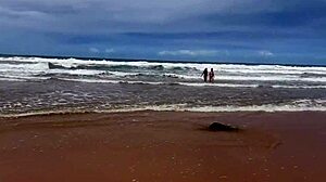 Eu e minha amiga tiramos o biqu�ni no meio da praia da bahia e demos pra todos os machos que estavam l�
