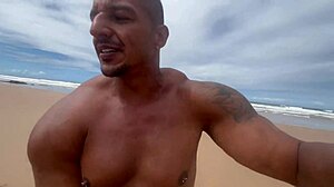 Eu e minha amiga tiramos o biqu�ni no meio da praia da bahia e demos pra todos os machos que estavam l�