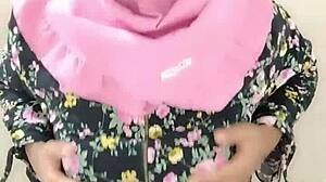 adik tiri hijab colmek untuk pacar dengan dildo besar