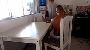 Casada safada fodes com negro dotado enquanto o corno lava a louça