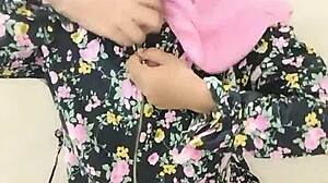 adik tiri hijab colmek untuk pacar dengan dildo besar