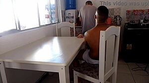 Casada safada fodes com negro dotado enquanto o corno lava a louça