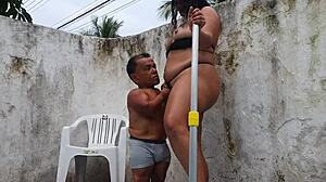 anão famoso da tv em lua de mel na praia com paty bumbum no brasil!