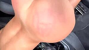 Sexo duro no carro destruindo a buceta da vadia pequena com enorme pau