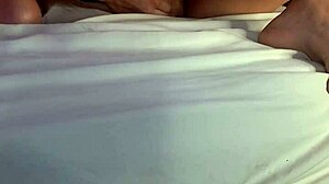 mi hermanastra pervertida enseña su baile exótico con dildo adentro hasta mamada