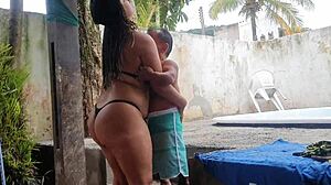 anão famoso da tv em lua de mel na praia com paty bumbum no brasil!