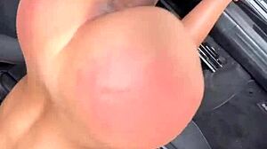 Sexo duro no carro destruindo a buceta da vadia pequena com enorme pau