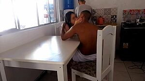 Casada safada fodes com negro dotado enquanto o corno lava a louça