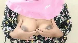 adik tiri hijab colmek untuk pacar dengan dildo besar