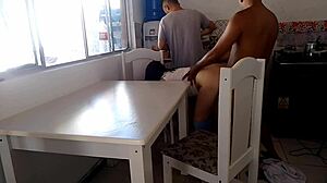 Casada safada fodes com negro dotado enquanto o corno lava a louça