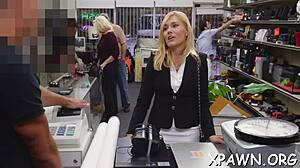 look at this amateurs juicy pussy getting pawned