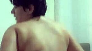 novinha traindo o namorado se exibindo pra outros homens